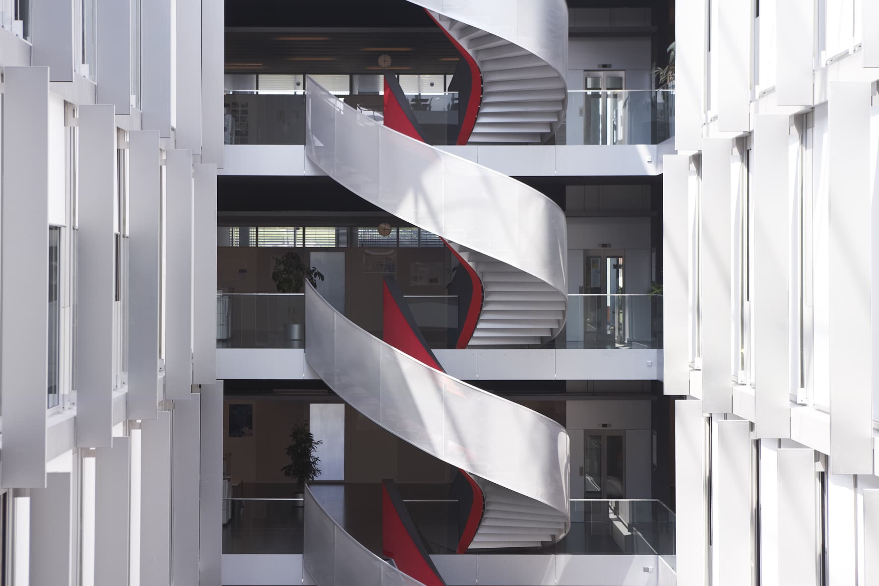 Escaliers réalisés dans le bâtiment des systèmes de communication à l'EPFL.